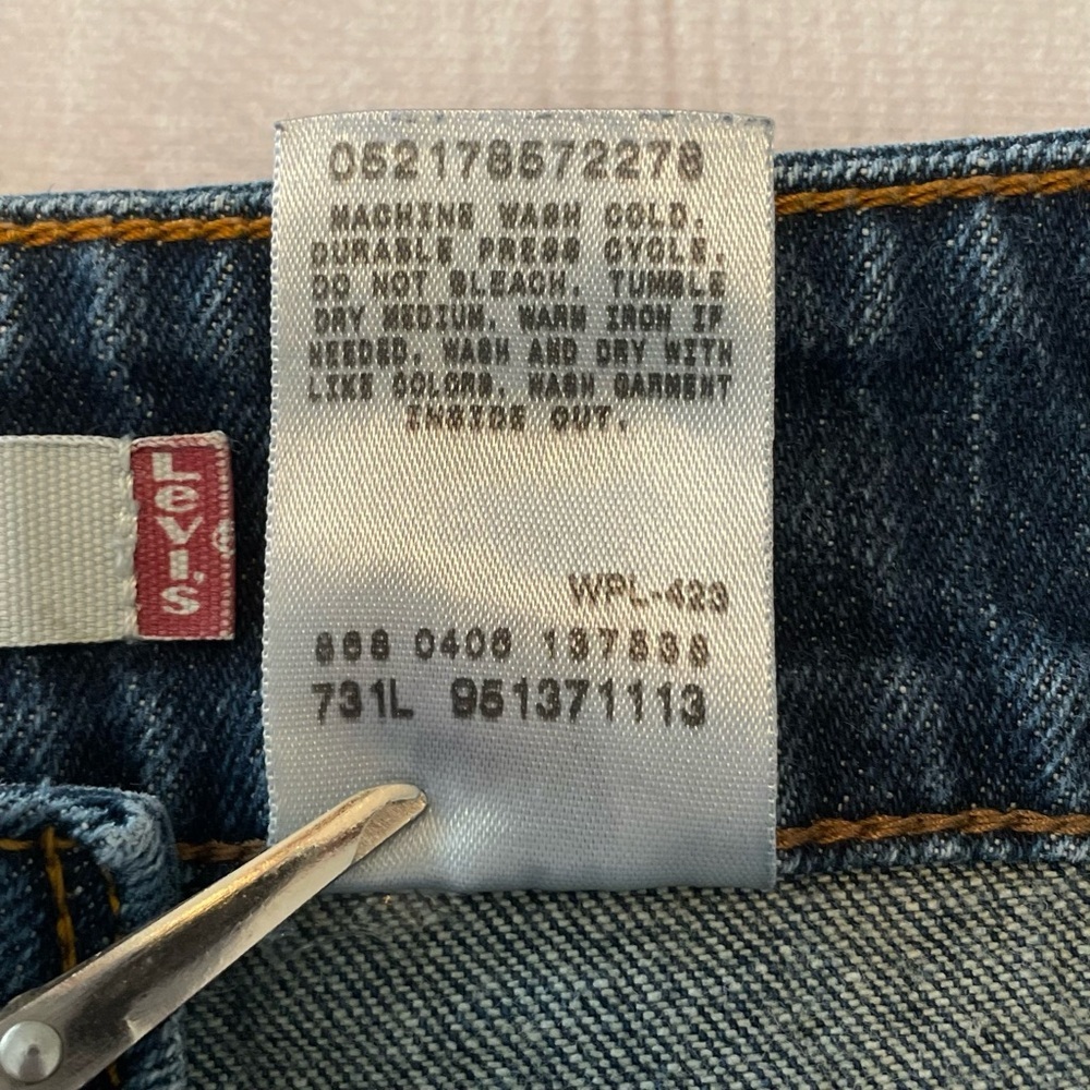 y2k Levi’s Denim Jean Skirt Size 8 Raw Edge Frayed Hem Asymmetrical Stitching - Picture 16 of 16